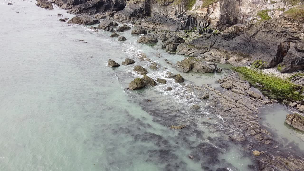 无人机拍摄的凯尔特海岩石海岸线。海浪拍打着石岸。爱尔兰的海景。视频素材