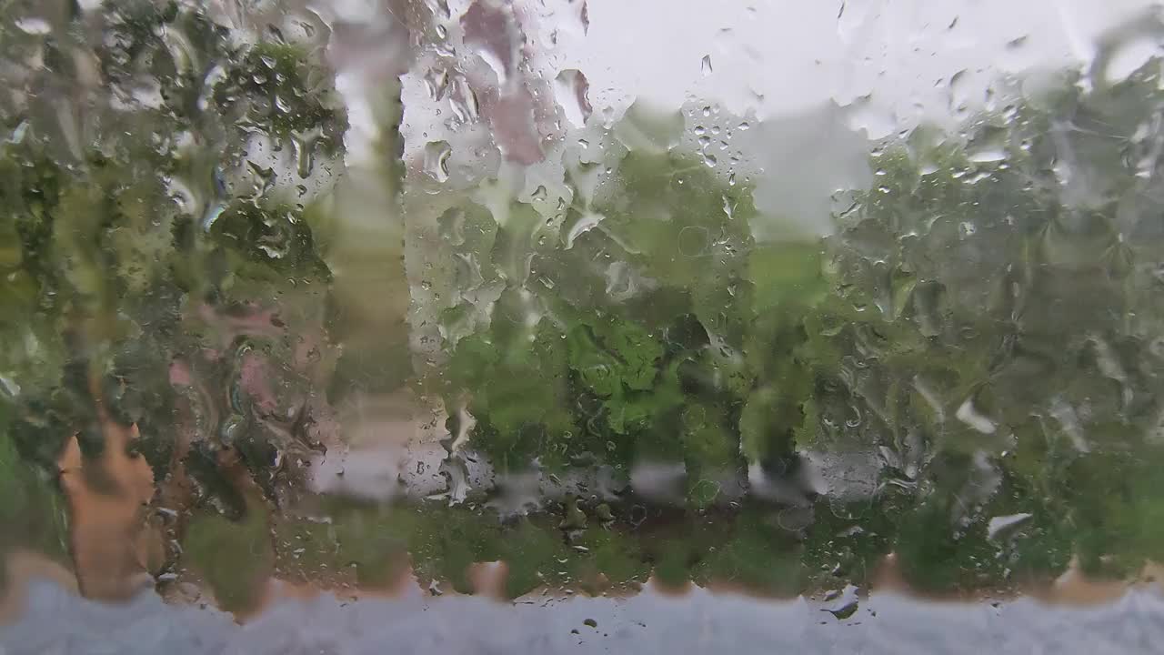 雨水穿过窗户视频素材