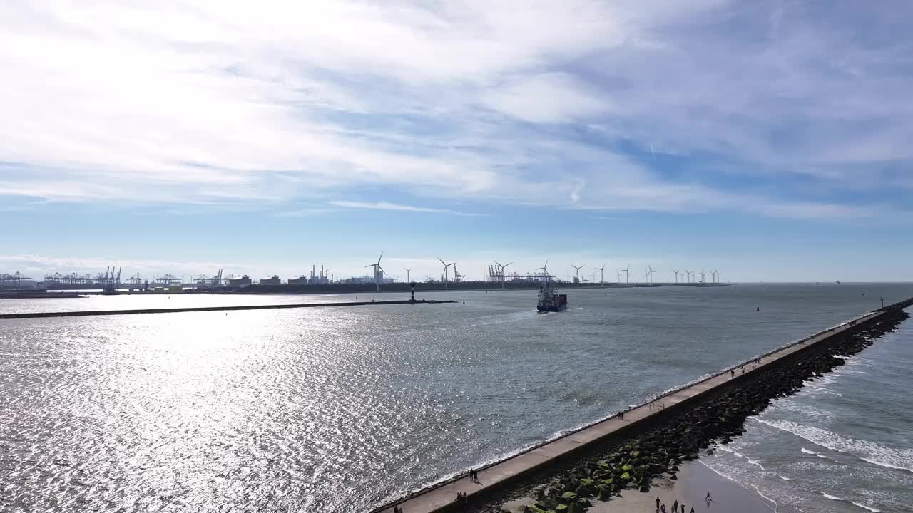 Hoek van Holland，荷兰- NCL Svelgen通过船舶运河航行-空中无人机拍摄视频素材