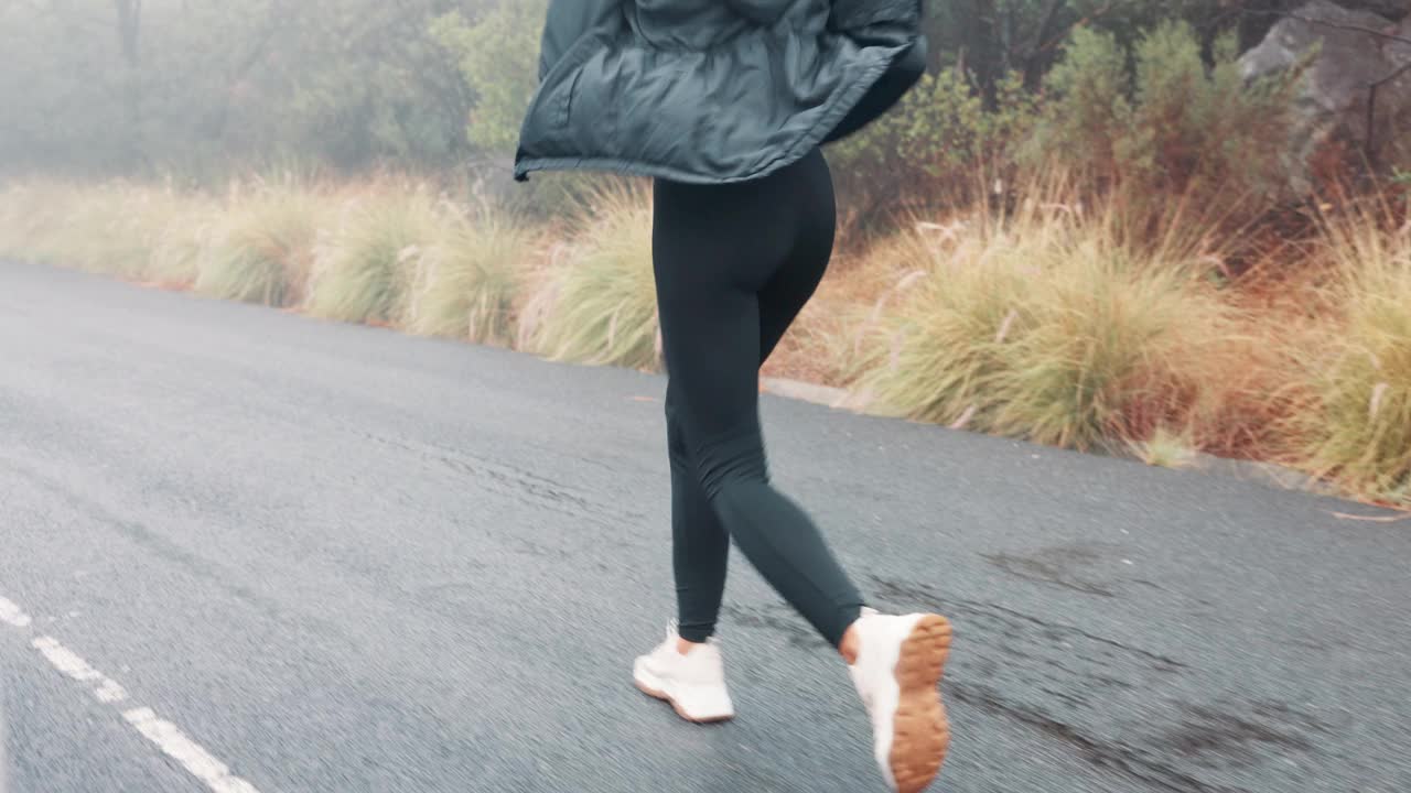 女子，跑步和山地锻炼训练在雨天运动员纪律，承诺或挑战。女性人士，冬季晨间有氧运动和户外运动，目标还是健康视频素材