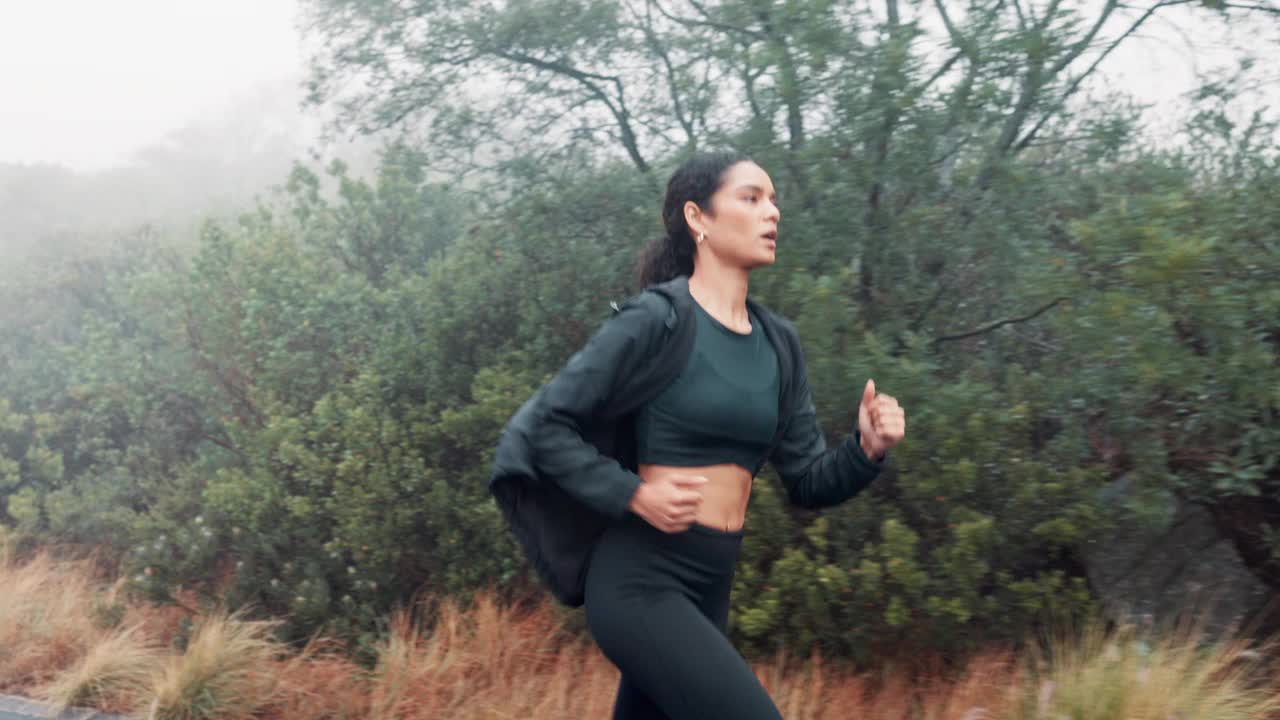 女人，在户外山上跑步和训练是为了锻炼承诺、纪律或训练。女性，早上的街头和有氧运动挑战，运动目标或马拉松，锻炼或目标视频素材