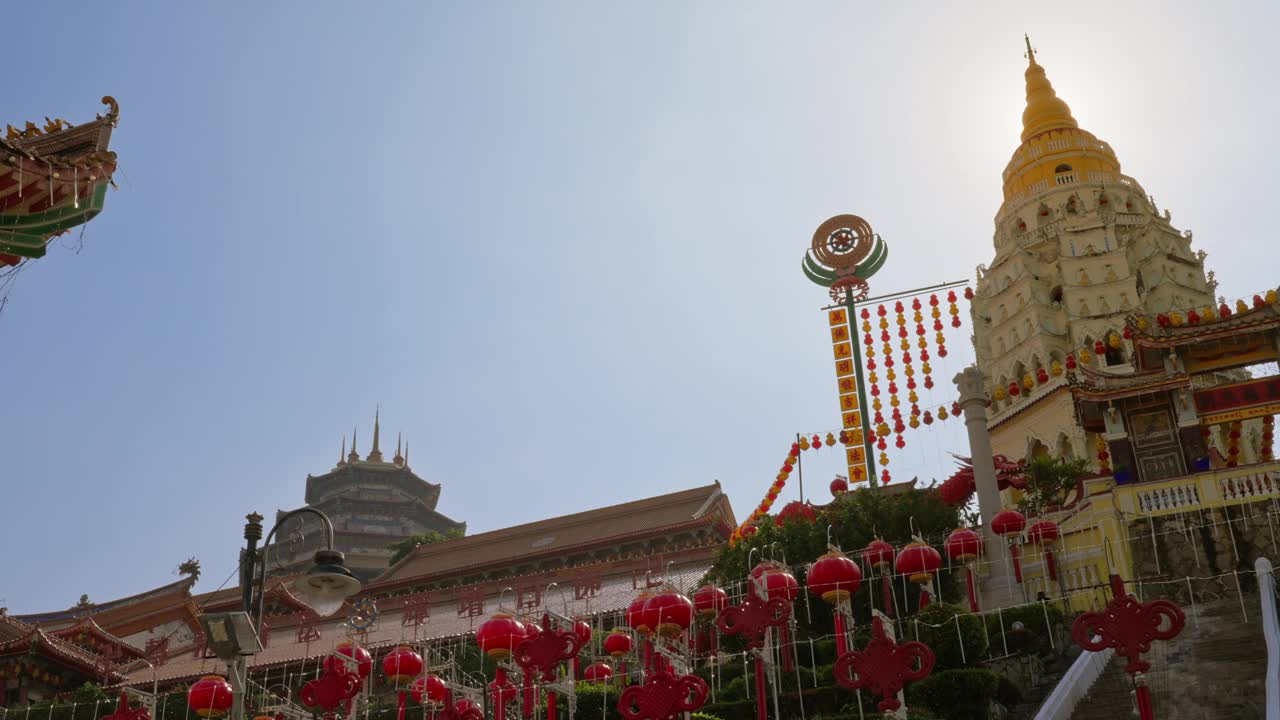 马来西亚槟城乔治城，太阳从基乐寺塔后升起，灯笼映照着农历新年视频下载