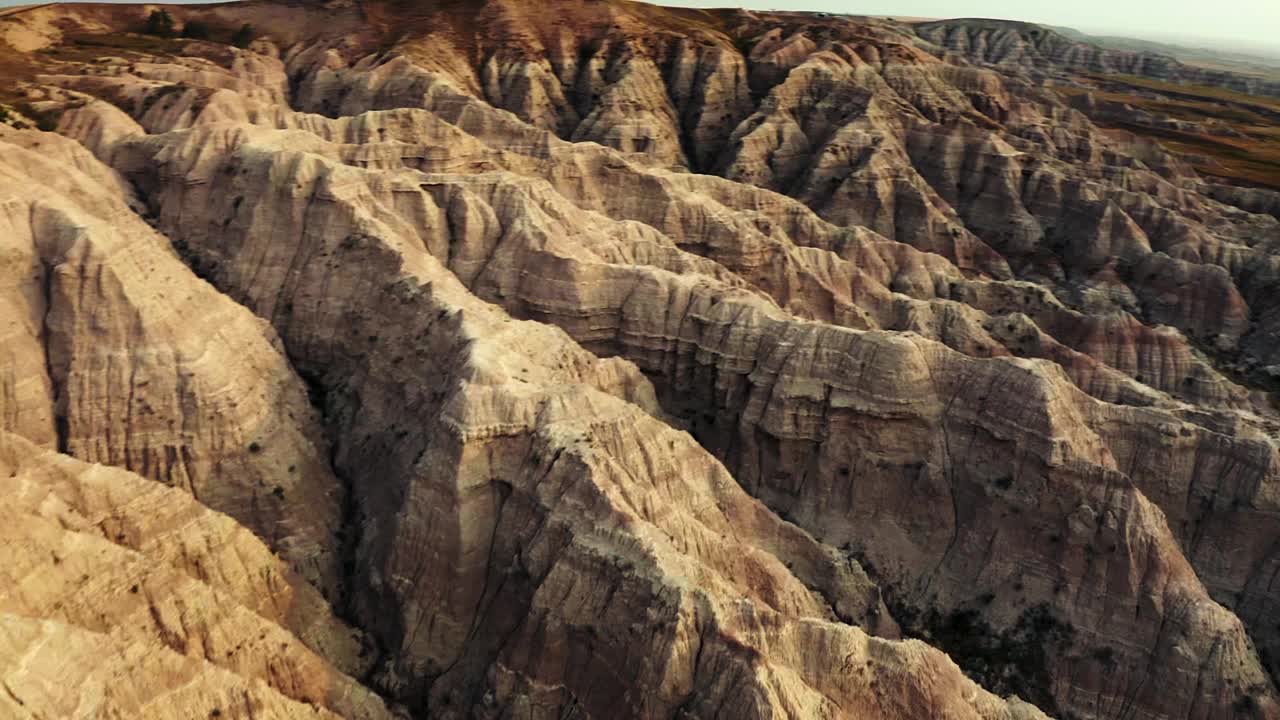 美丽的平移航拍无人机拍摄的沙漠峡谷地形景观。它看起来就像是另一颗像火星一样的行星。视频素材