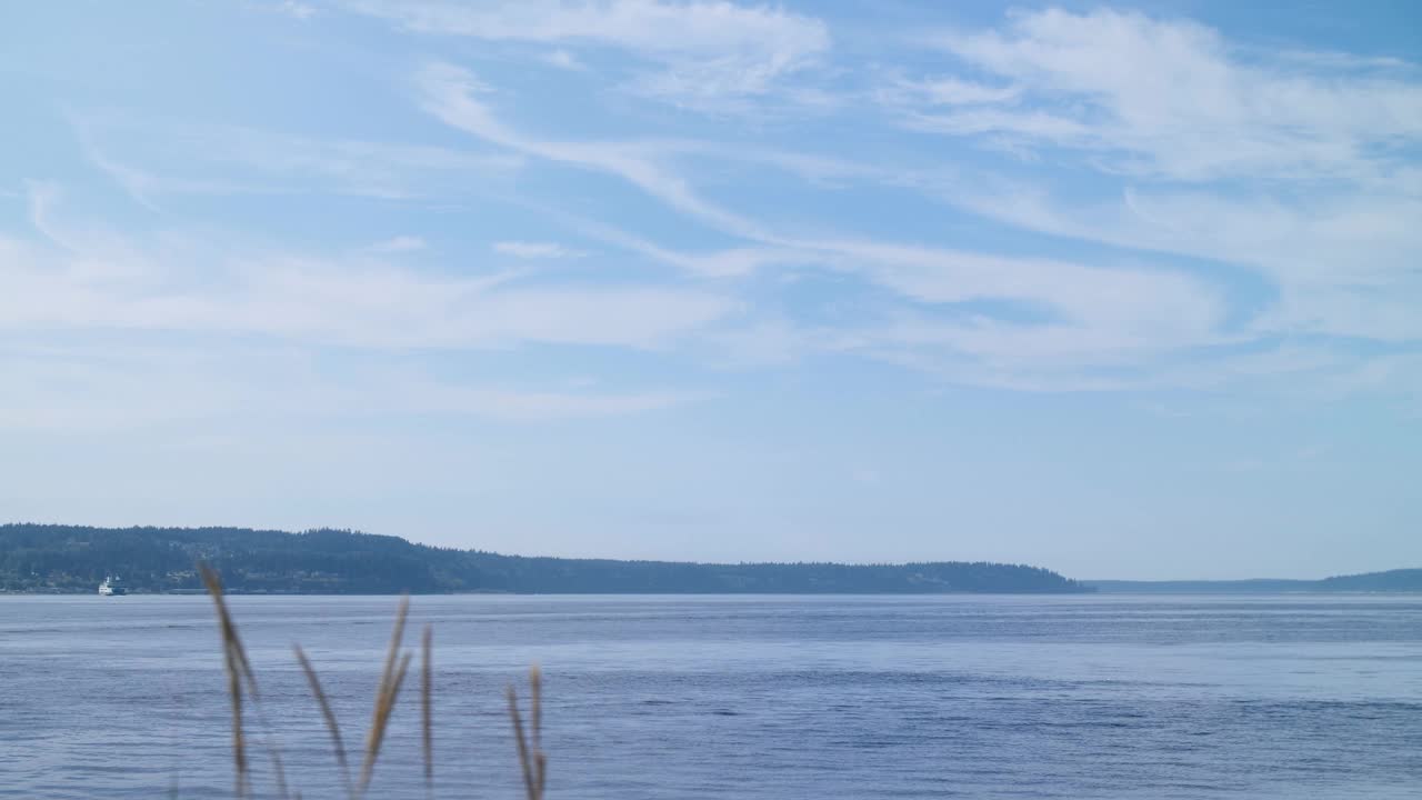 普吉特海湾的景色与惠德贝岛在远处。视频素材