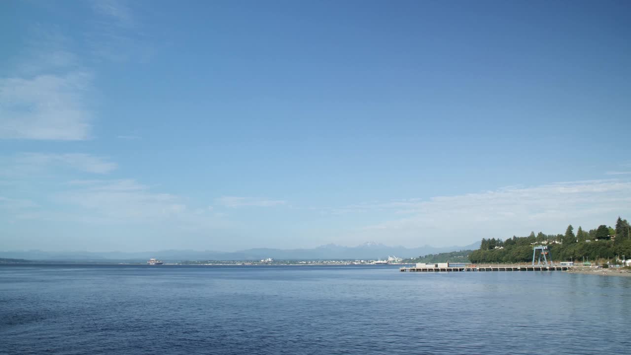 在一个阳光明媚的日子里，华盛顿普吉特海湾的平移镜头。视频素材