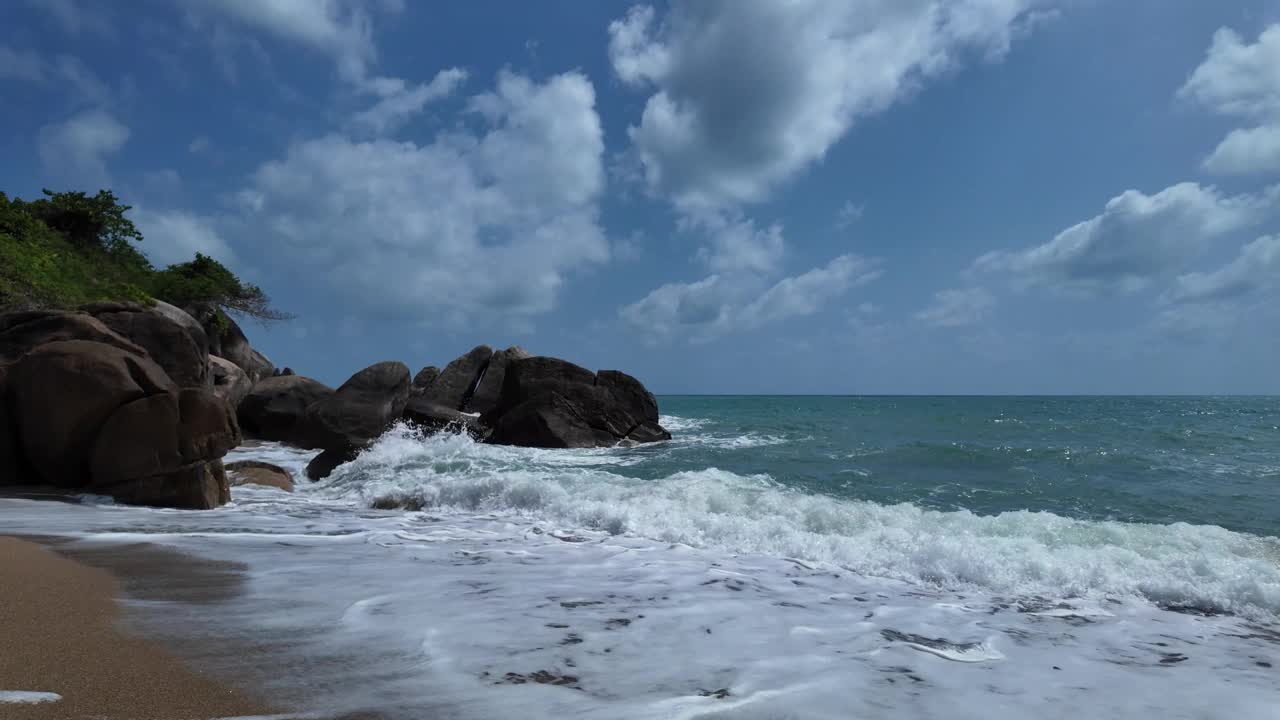 泰国因其多样化的沙滩和清澈的海洋而成为一个受欢迎的旅游目的地。苏梅岛阳光明媚的一天视频素材