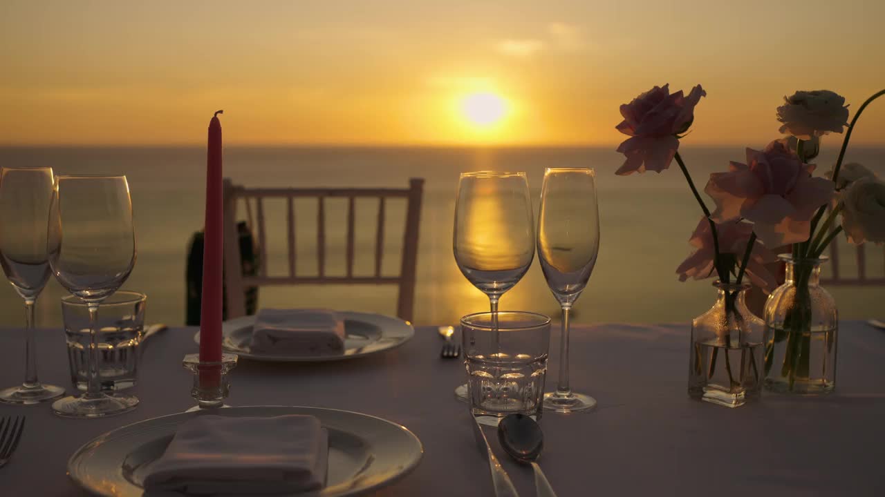 餐桌上的鲜花婚礼装饰，户外的夕阳。视频素材