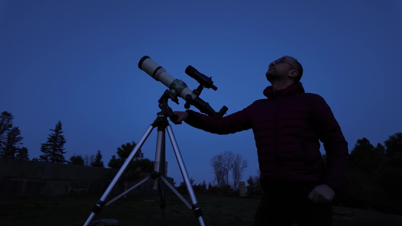 业余天文爱好者用望远镜观察夜空，观察行星、恒星、月亮和其他天体。视频素材