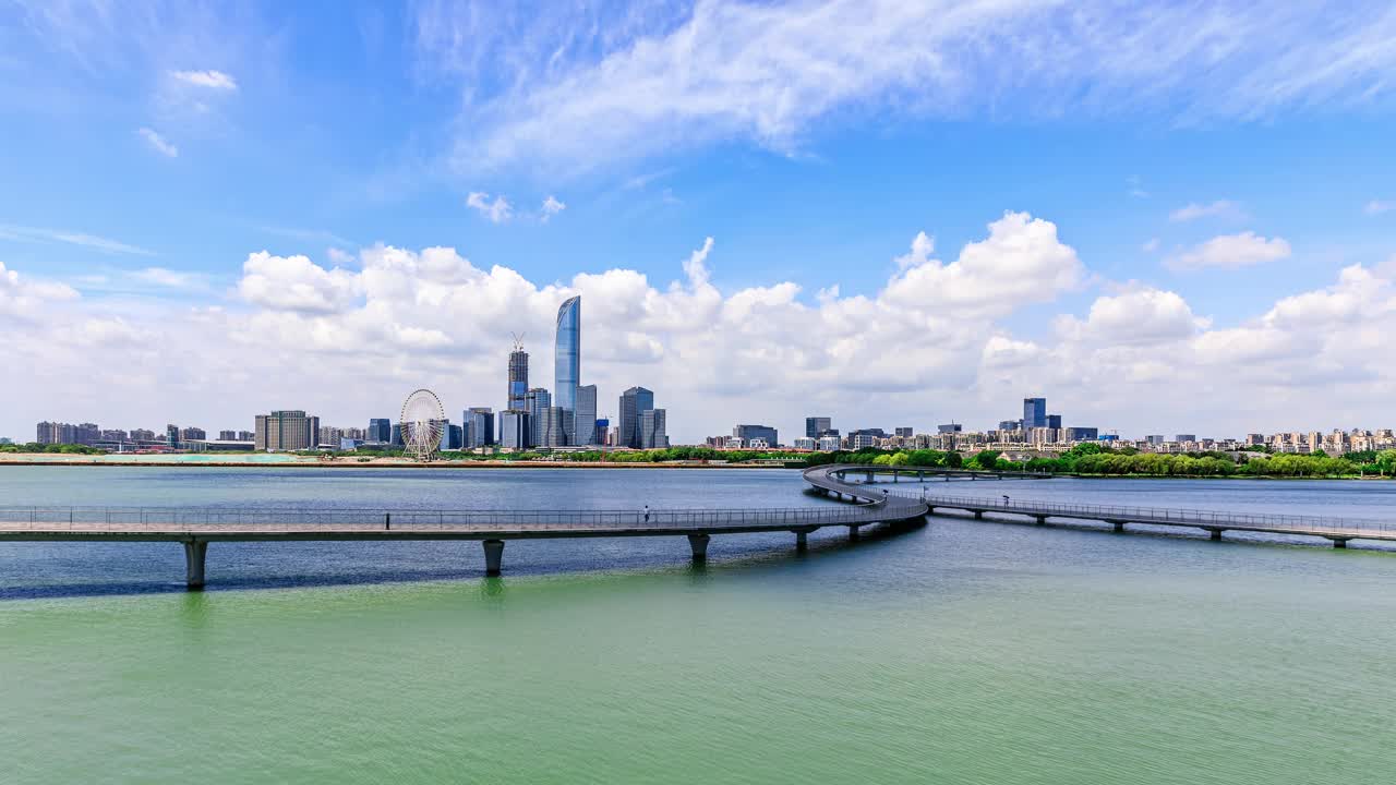 湖畔的苏州天际线和现代城市建筑风光视频素材