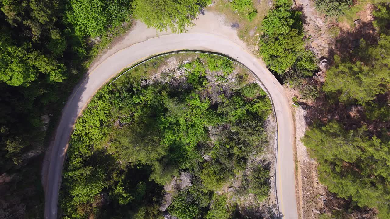 鸟瞰春天蜿蜒的山路。视频素材