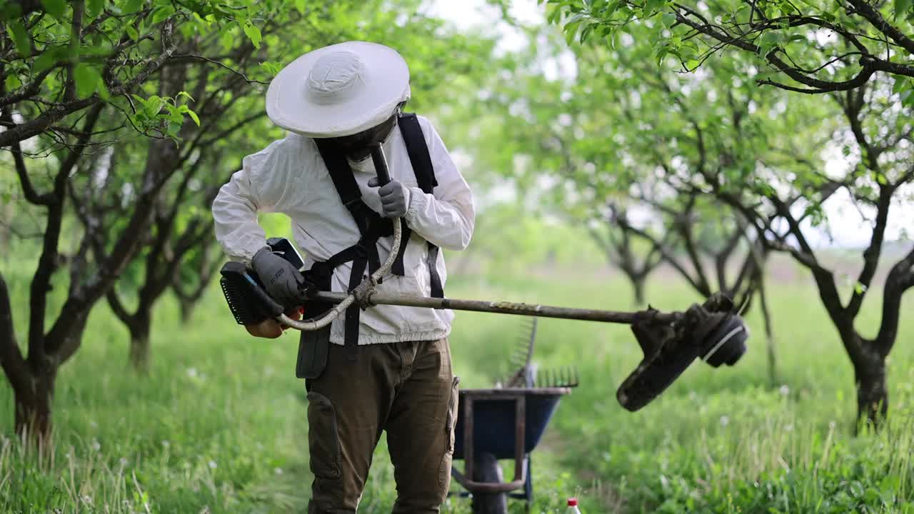 农民正在用农业机械割草视频素材