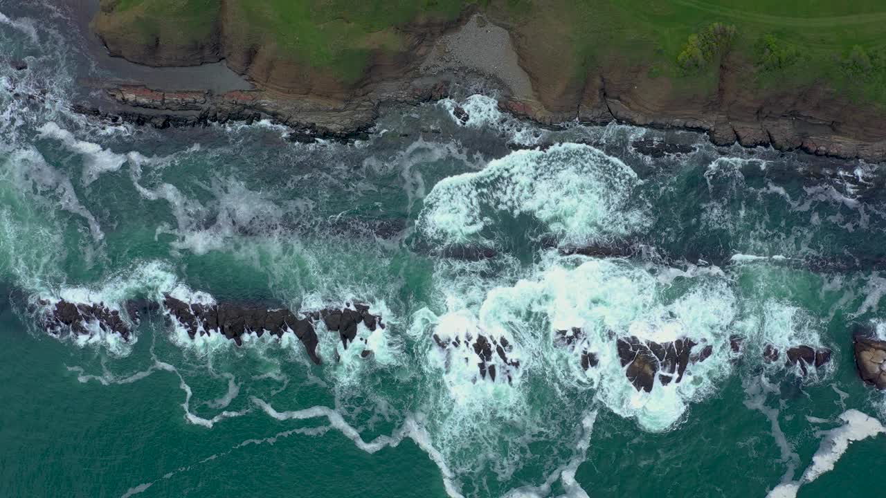 鸟瞰图的岩石在海上，大浪和美丽的岩石海滩附近的瓦尔瓦拉，保加利亚视频下载