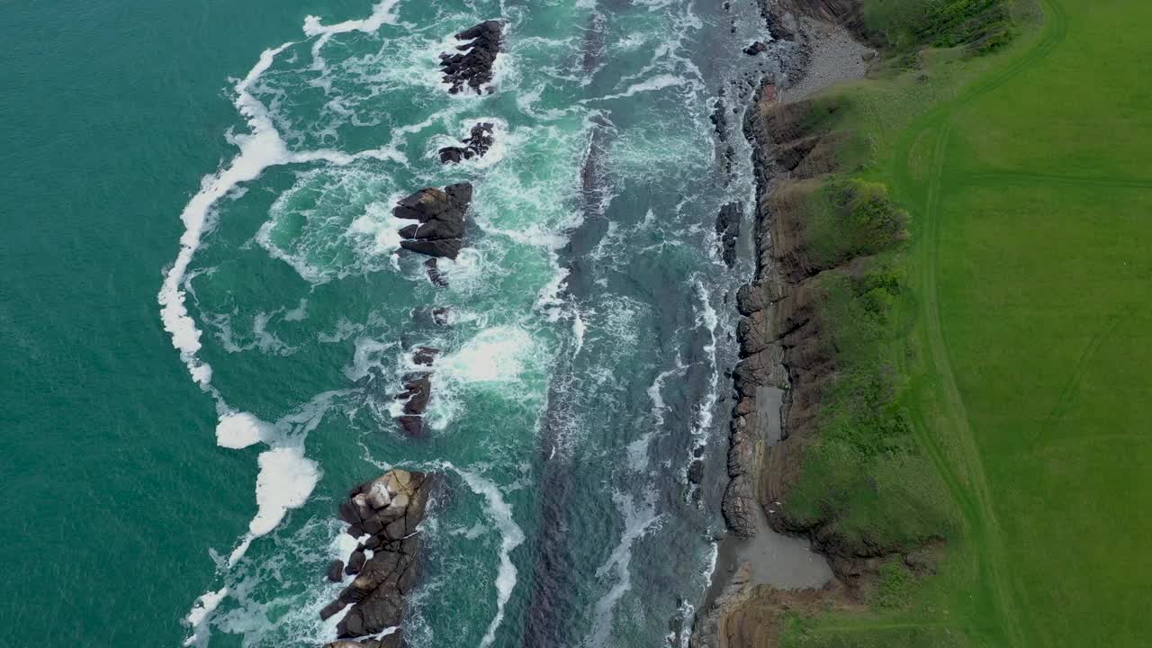 鸟瞰图的岩石在海上，大浪和美丽的岩石海滩附近的瓦尔瓦拉，保加利亚视频素材