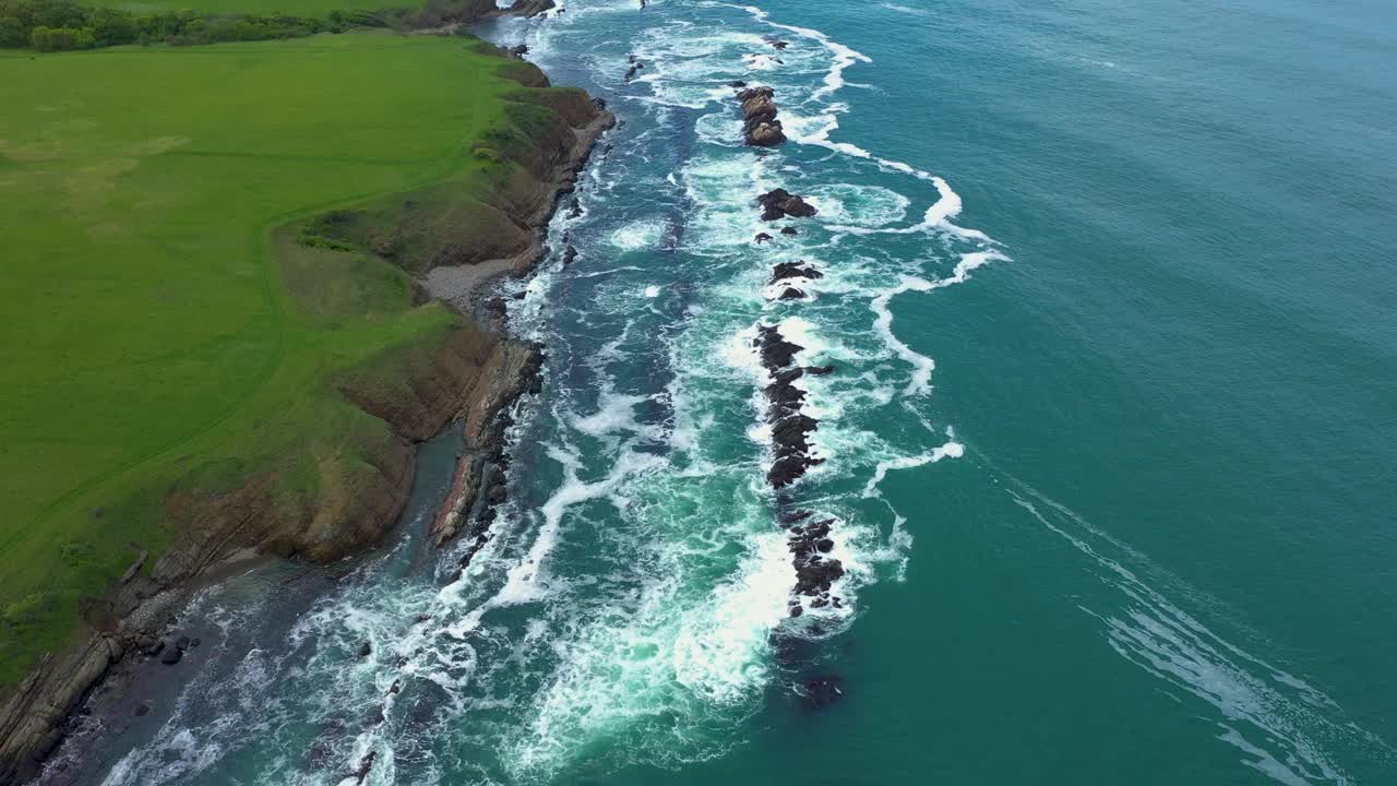 鸟瞰图的岩石在海上，大浪和美丽的岩石海滩附近的瓦尔瓦拉，保加利亚视频素材