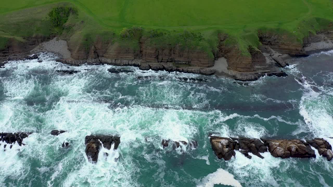 鸟瞰图的岩石在海上，大浪和美丽的岩石海滩附近的瓦尔瓦拉，保加利亚视频素材