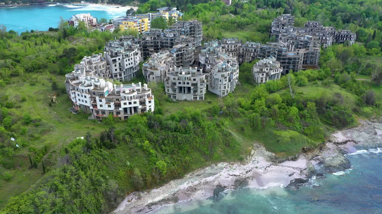 鸟瞰在察雷沃，在保加利亚黑海南部海岸被遗弃的度假小镇视频下载