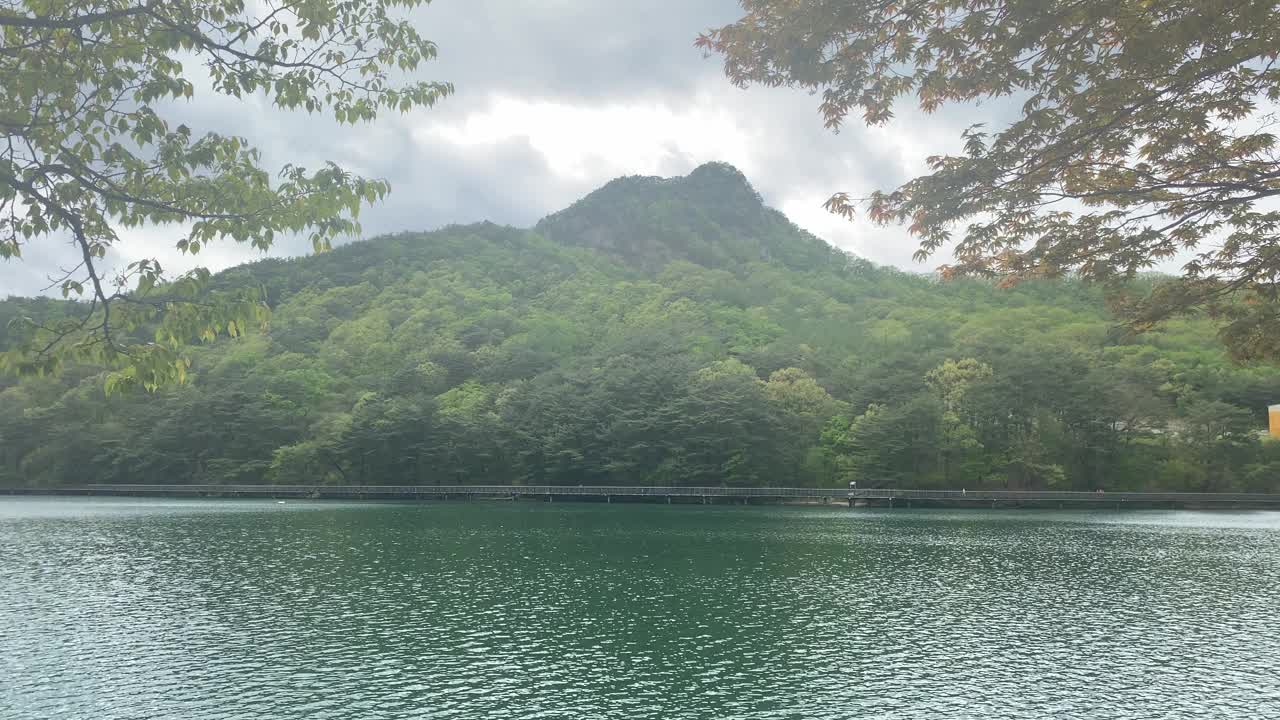 韩国，三静湖，山，天，云，清，湖视频素材