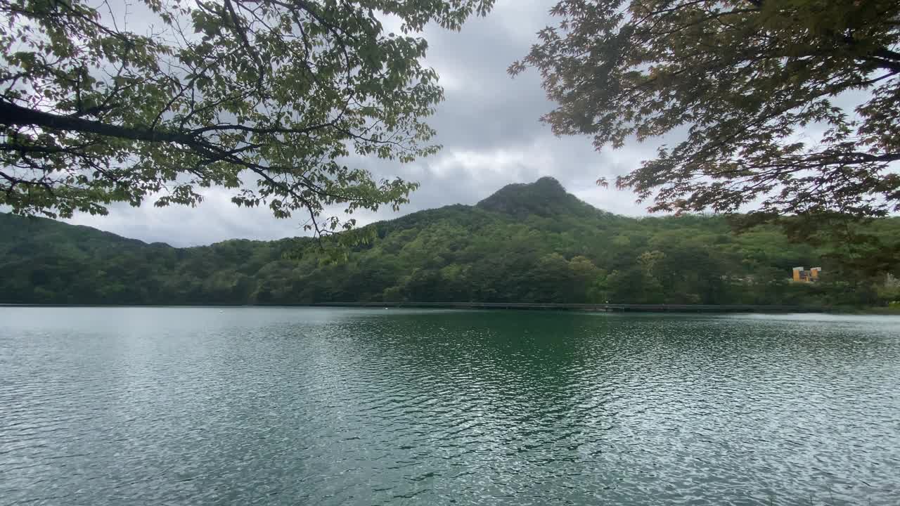 韩国，三静湖，山，天，云，清，湖视频素材