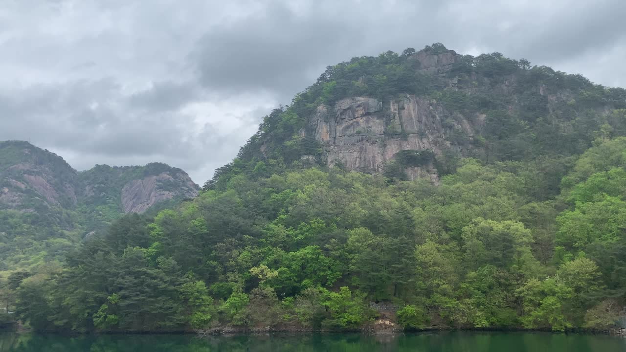 韩国，三静湖，春天，美丽，洁净，水，湖，山视频素材