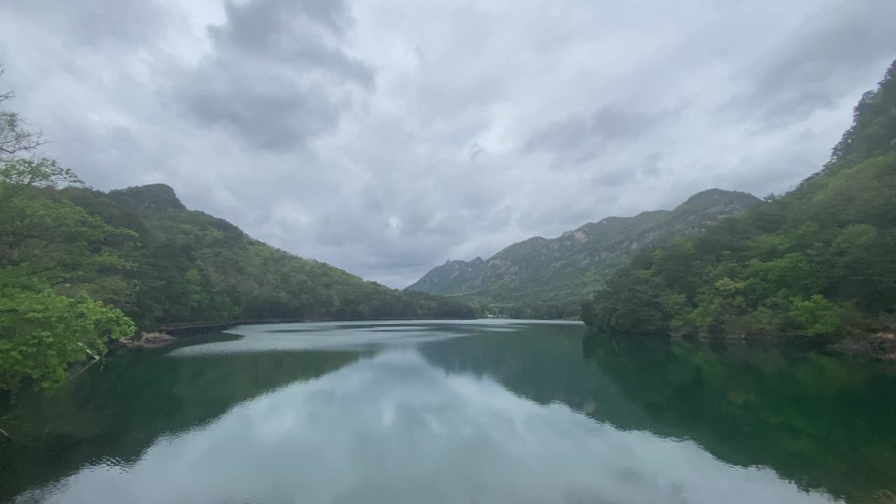 韩国，三静湖，山，天，云，清，湖视频素材