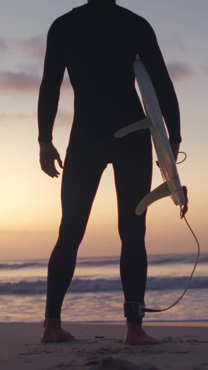 冲浪者，回到夏天与海滩，日落和大自然的海洋爱好和假期健身。男人，大海和海浪与早晨，有氧运动和假期锻炼或热带探险与泰国之旅视频素材