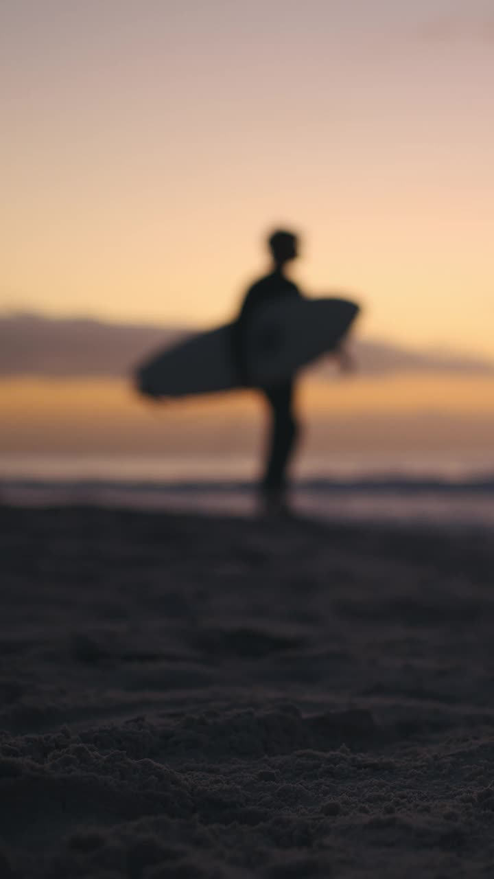 海滩，日落和男人的剪影与冲浪板水上运动，冒险或度假在夏威夷。海浪，模糊和冲浪者在海洋与散步度假，锻炼或训练在热带岛屿视频素材