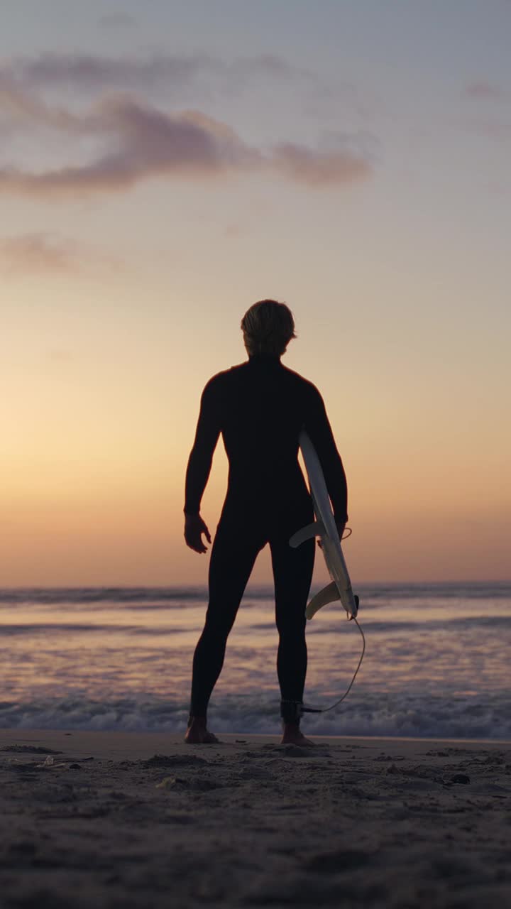 冲浪者，背和剪影与大海，日落和自然的海洋爱好和假期健身。男人，海滩和海浪与早晨，有氧运动和假期锻炼或热带探险与泰国之旅视频素材