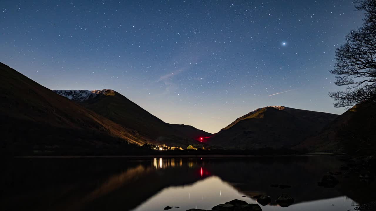 英国湖区兄弟沃特的夜空延时，月亮从相机中升起，照亮了山丘视频下载