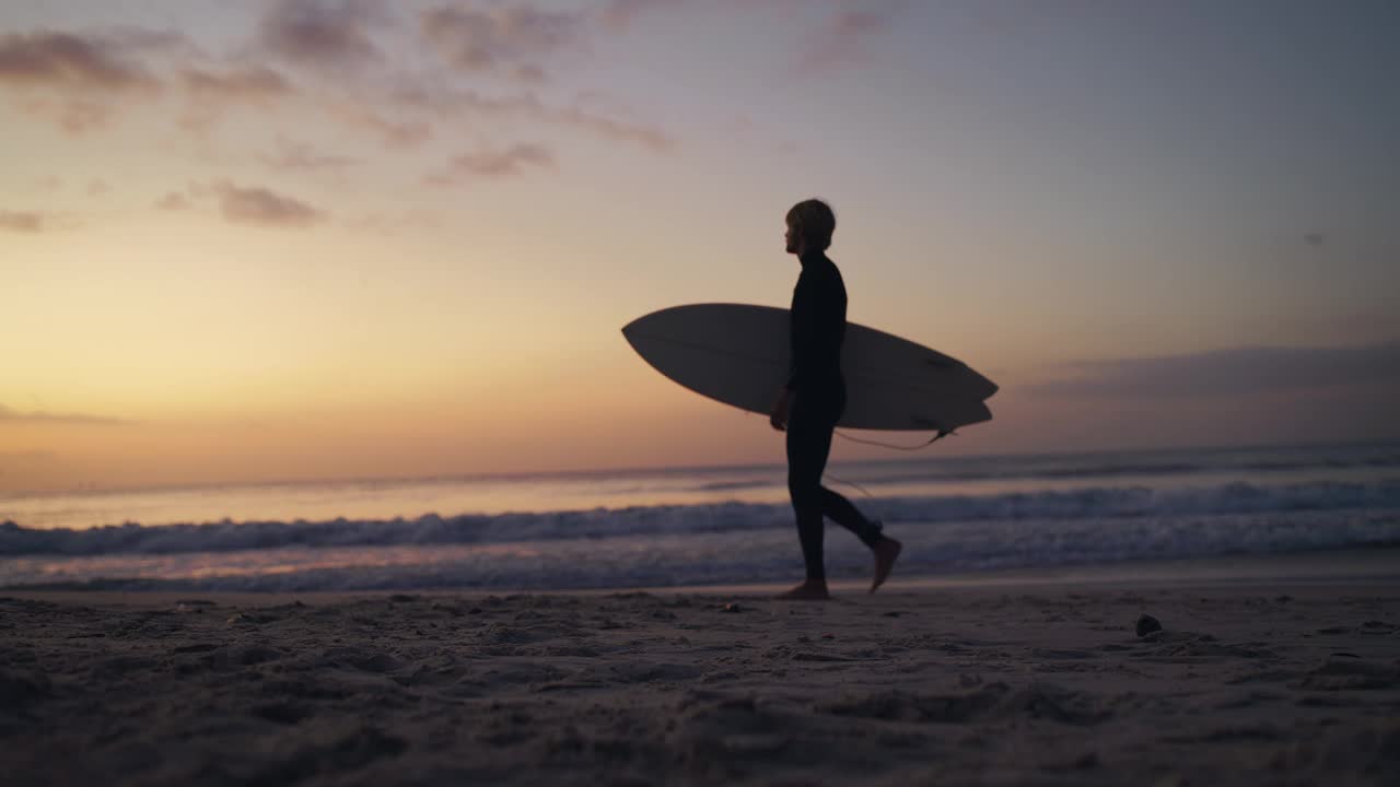 人，冲浪者和剪影与板在海滩上或晨练与日出，训练或散步。夏季，巴厘岛的海洋和健康有氧运动或练习，技能或爱好视频素材