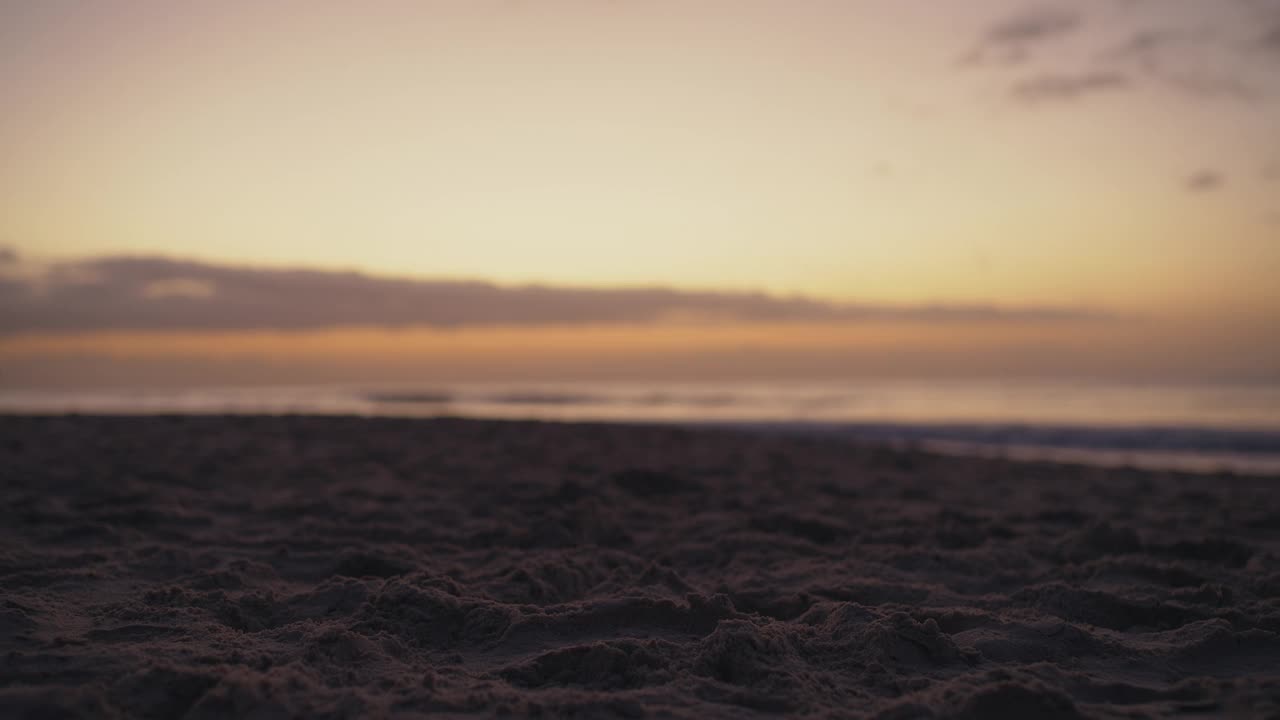 男士，在落潮时在沙滩上冲浪和跑步，业余爱好或户外运动。男性带着冲浪板或潜水服在海边或海边进行极限运动视频素材