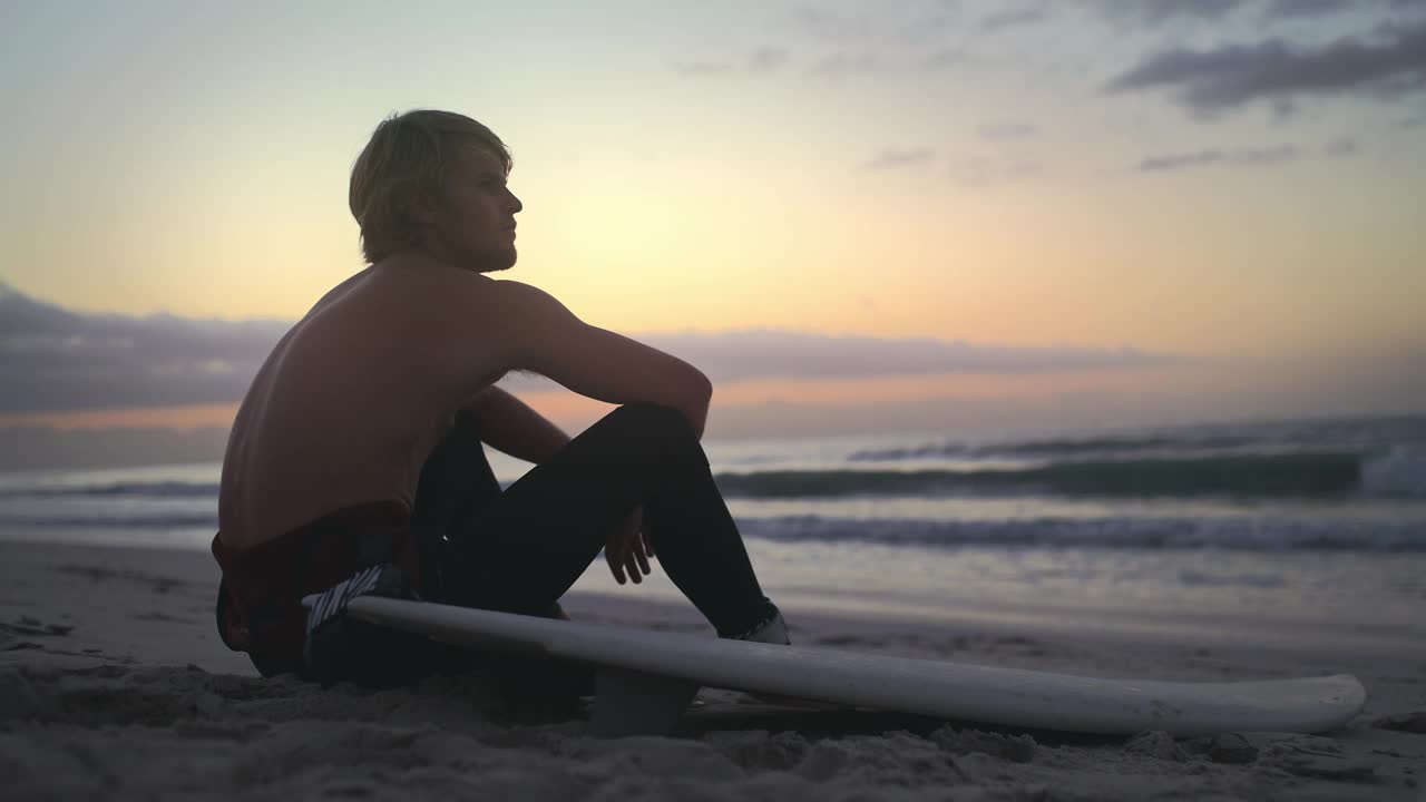 思考，男人和冲浪者与日落，放松和假期与运动，水的爱好和度假旅行。人，海边或冲浪板与旅游，度假或观看健身，平静的思想或健康视频素材