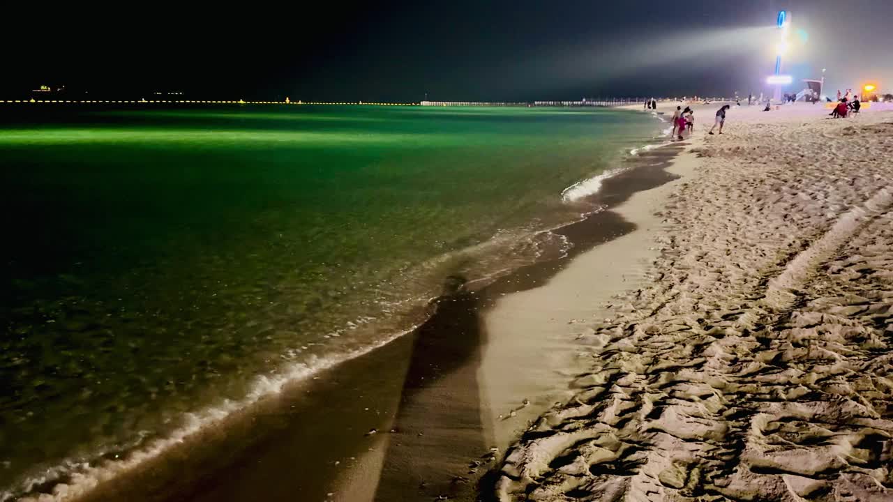 海滩边美丽的景色，蓝色的水和沙子给吸引力视频下载