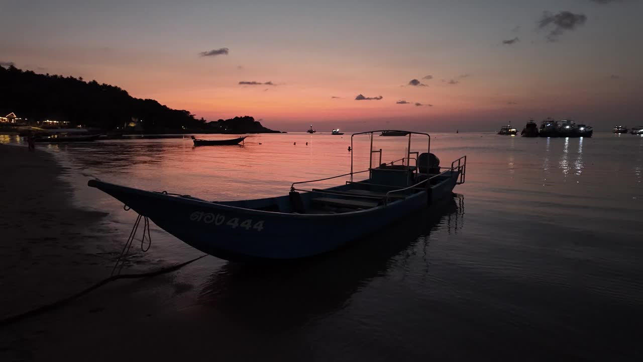 传统的船停泊在黄昏宁静，泰国涛岛海滩视频素材