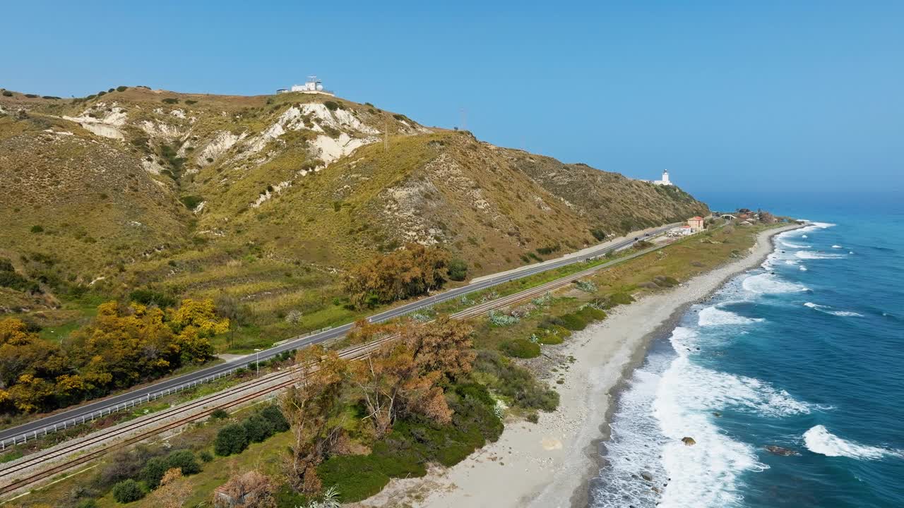 海岸附近的海滩和水视频素材