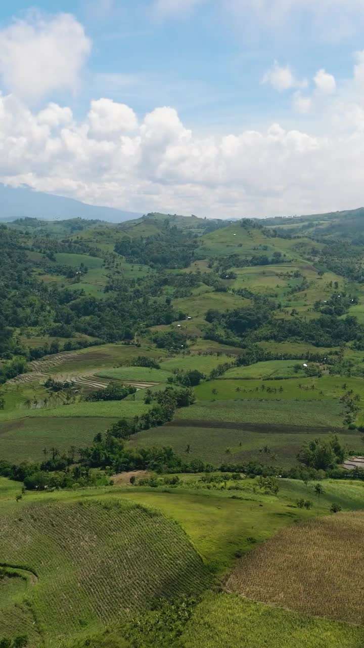 热带山脉鸟瞰图。视频素材