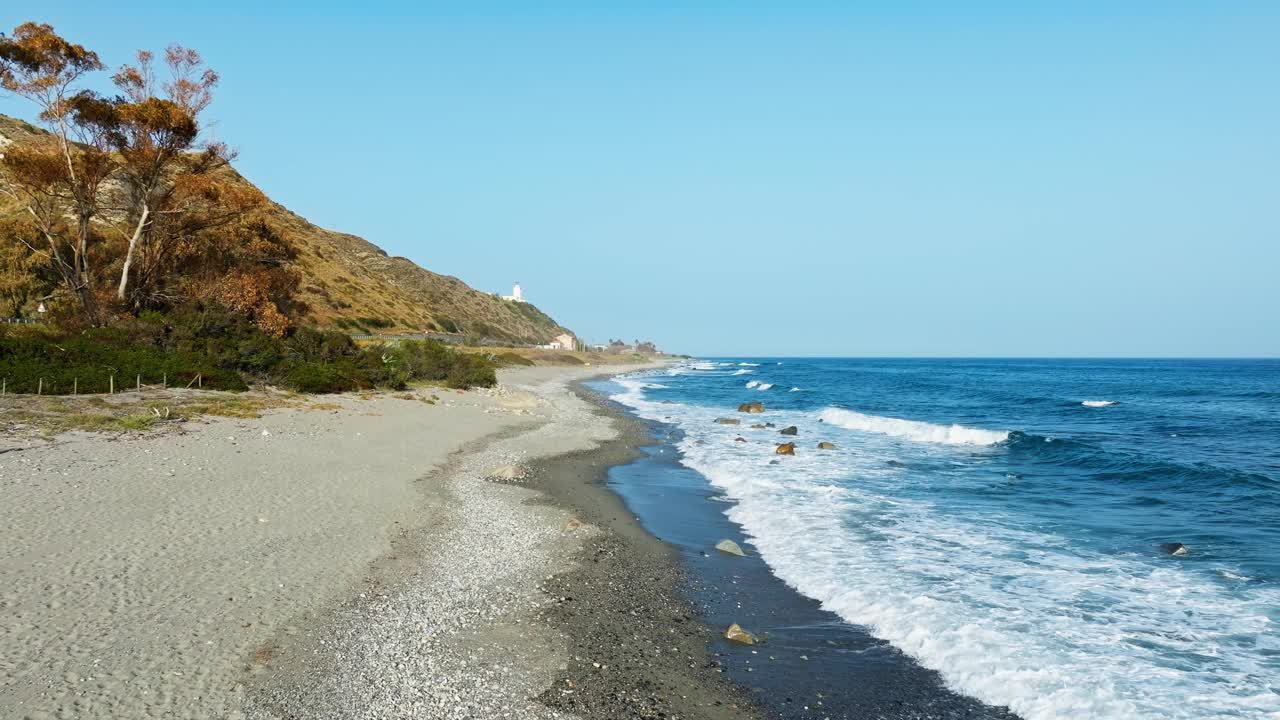 海岸附近的海滩和水视频素材