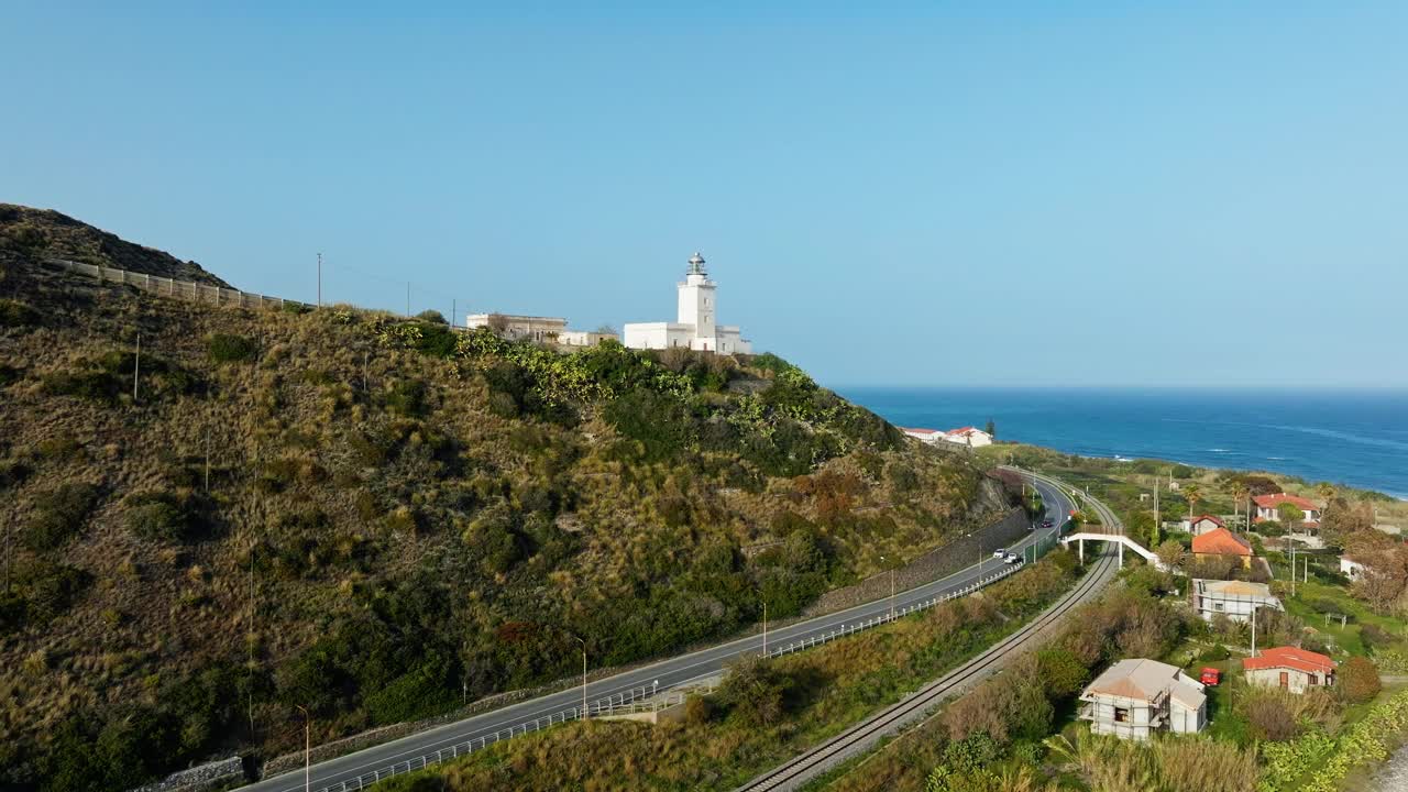 靠近海岸的卡拉布里亚山灯塔视频素材