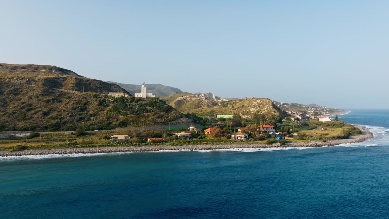 靠近海岸的卡拉布里亚山灯塔视频素材