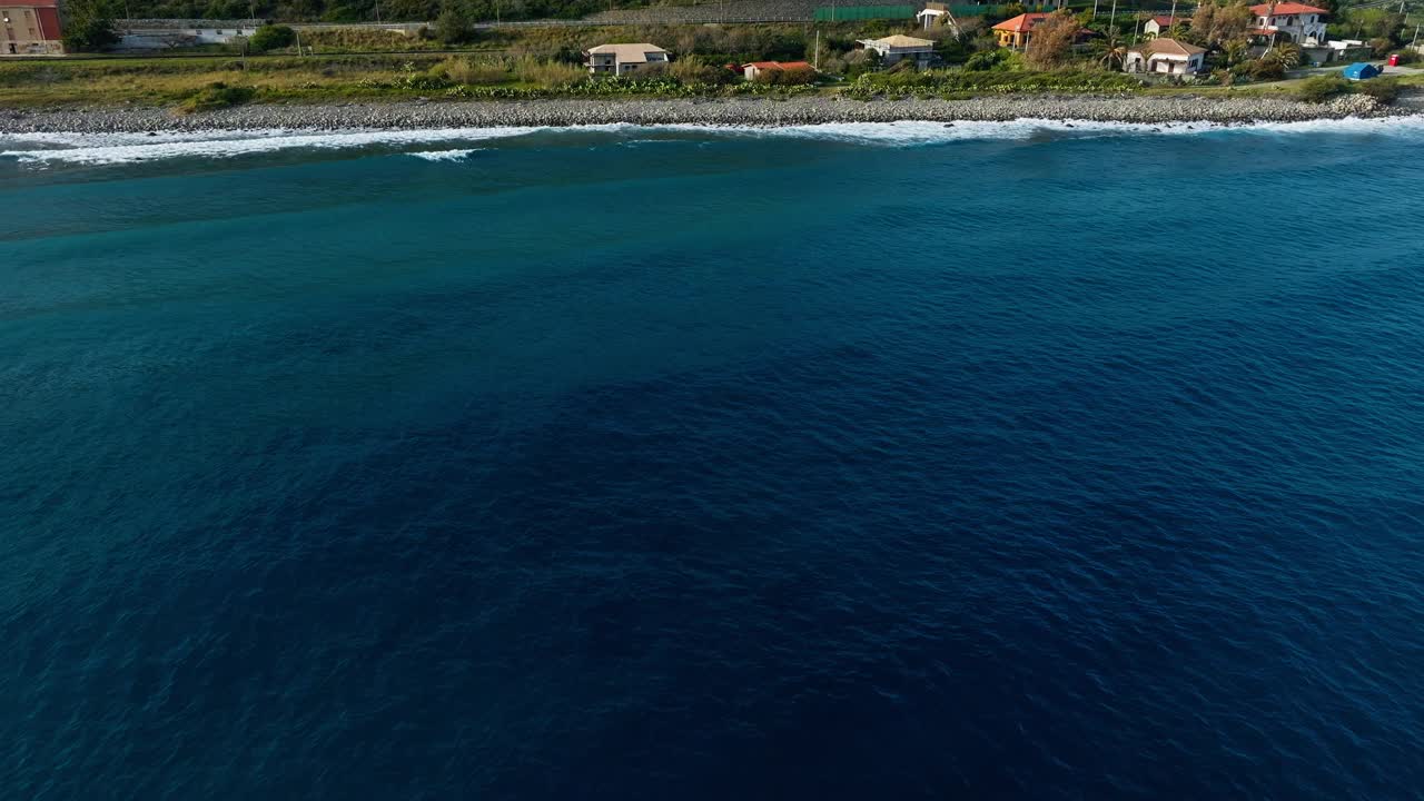 靠近海岸的卡拉布里亚山灯塔视频素材