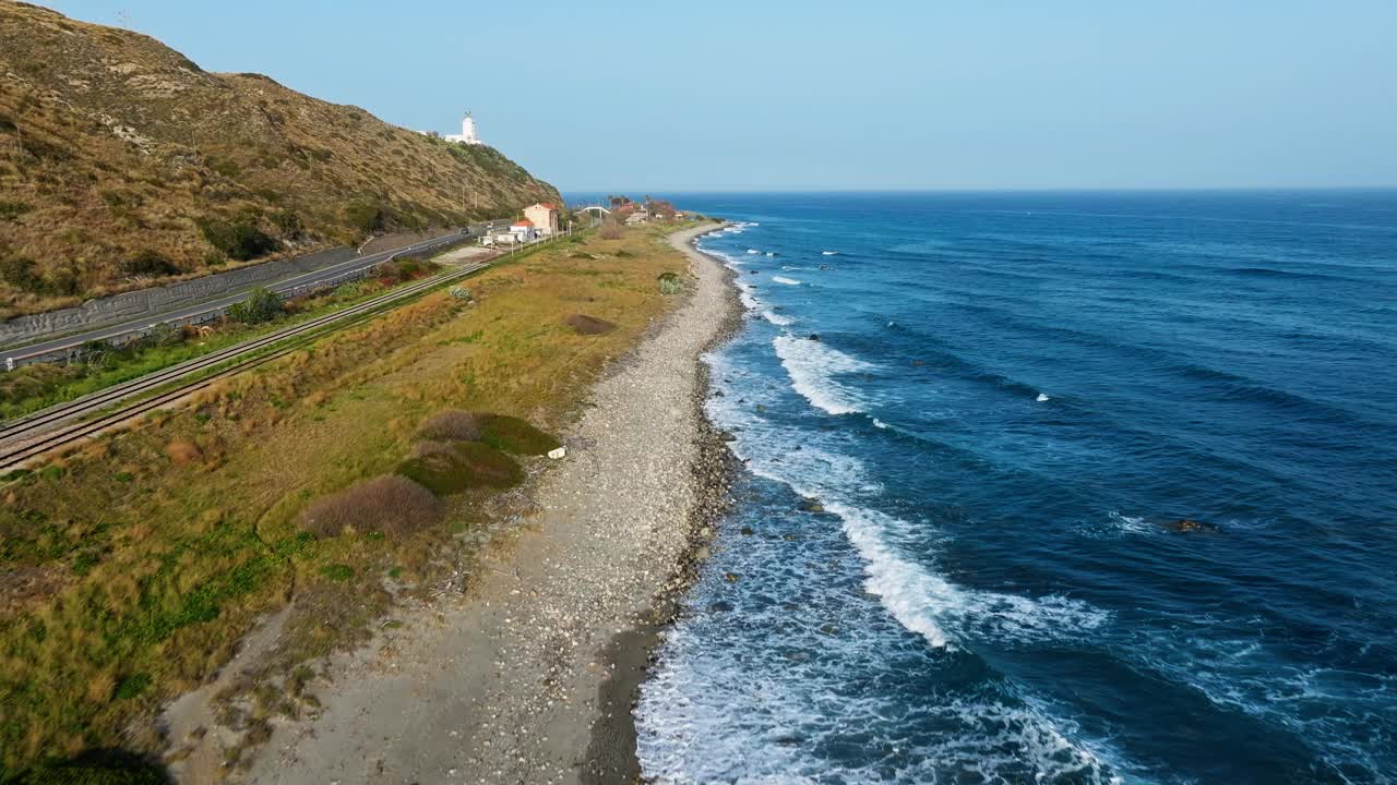 海岸附近的海滩和水视频素材