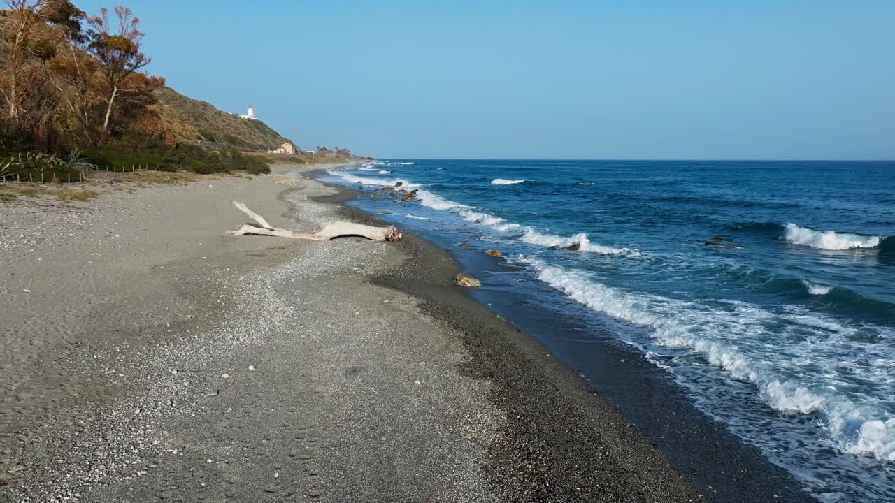 海岸附近的海滩和水视频素材