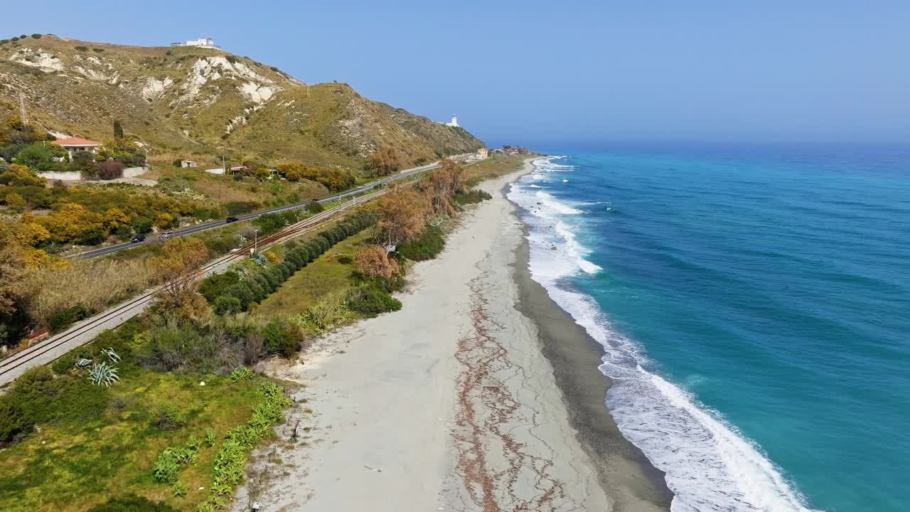 海岸附近的海滩和水视频素材