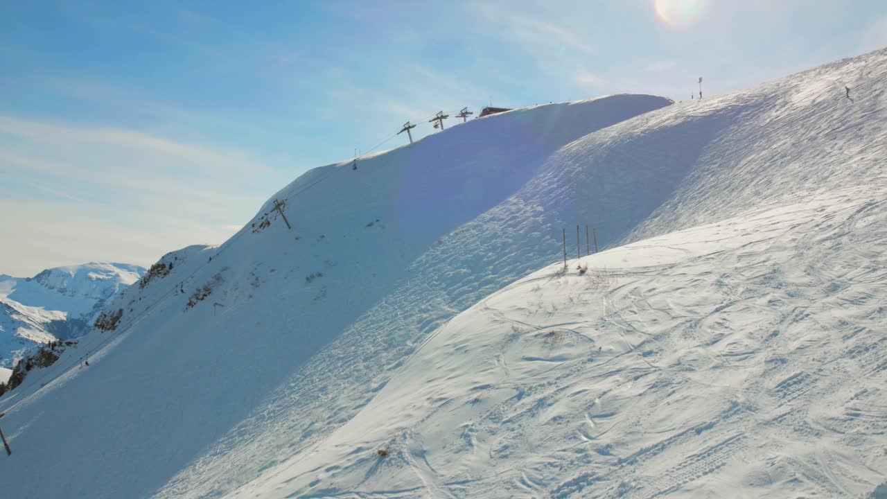 在一个晴朗的日子里，人们在缆车上滑雪，拍摄法国阿尔卑斯山。视频素材