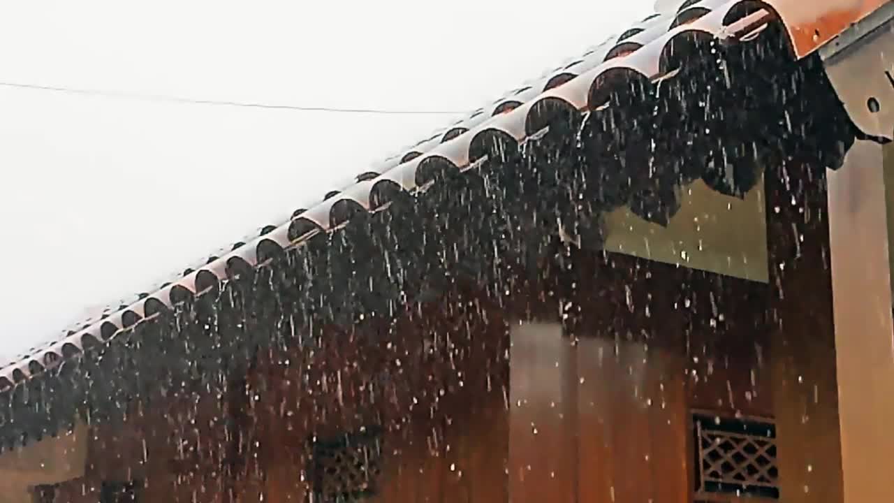 缓慢的运动。雨滴从屋顶落下视频下载