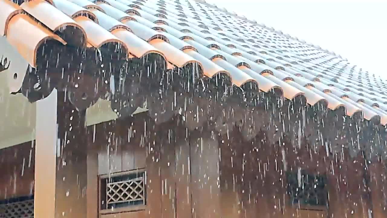 缓慢的运动。雨滴从屋顶落下视频下载