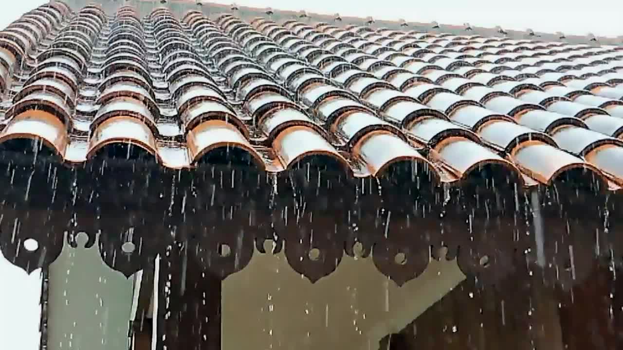 缓慢的运动。雨滴从屋顶落下视频下载