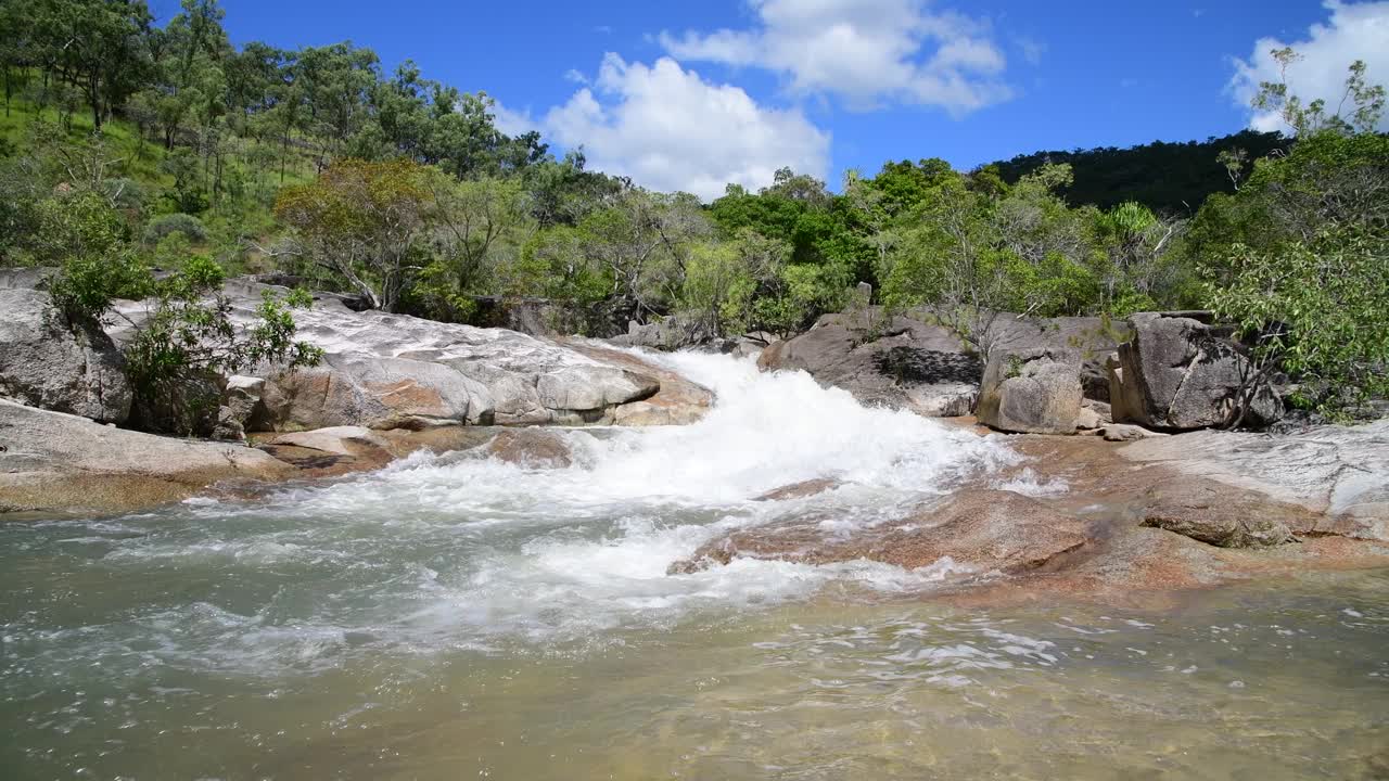 水流从花岗岩巨石上倾泻而下视频素材