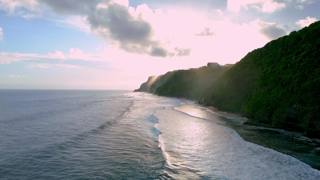 夏季海岸碧波海景鸟瞰图。在海岸自然中平静旅行的全景。放松海滨的彩色天空和海洋泻湖的冲浪水面视频素材