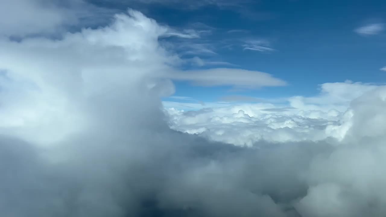 独特的沉浸式飞行员POV飞越暴风雨的天空在一个晴朗的日子与深蓝色的天空。航拍，4K视频素材