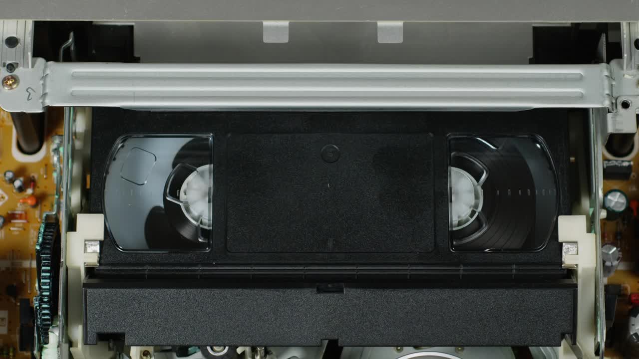 VHS播放器，老式录像机内部特写，VHS。复古播放器在霓虹蓝光，老式录像带广播，录音带。视频素材